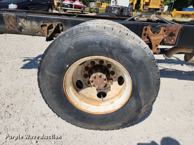 image for item LX9678 2003 International 4300  truck cab and chassis