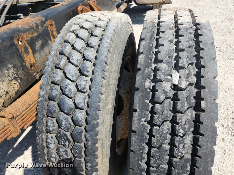 image for item LX9678 2003 International 4300  truck cab and chassis