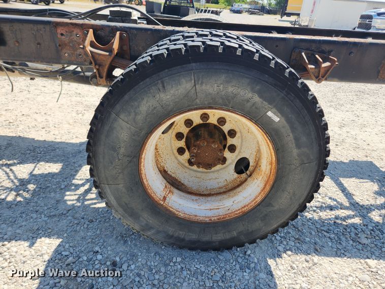 image for item LX9678 2003 International 4300  truck cab and chassis