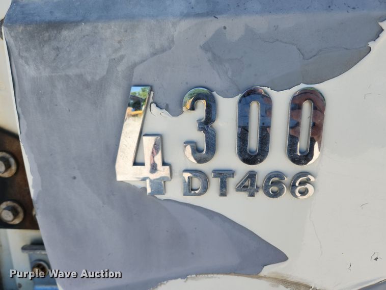 image for item LX9678 2003 International 4300  truck cab and chassis