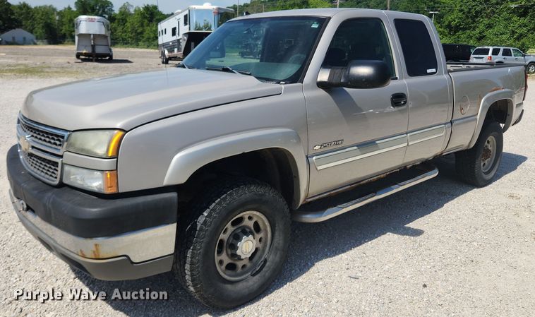 image for item LX9686 2005 Chevrolet Silverado 2500HD  Ext. Cab pickup truck