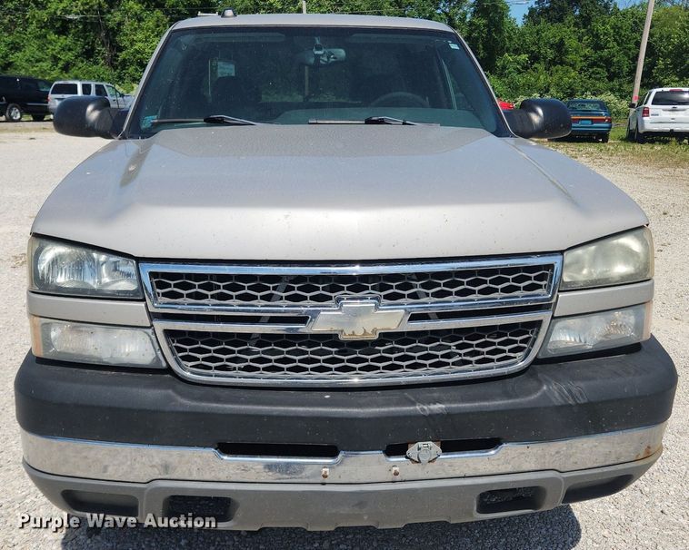 image for item LX9686 2005 Chevrolet Silverado 2500HD  Ext. Cab pickup truck
