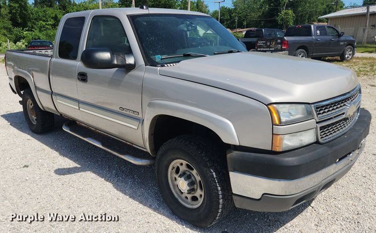 image for item LX9686 2005 Chevrolet Silverado 2500HD  Ext. Cab pickup truck