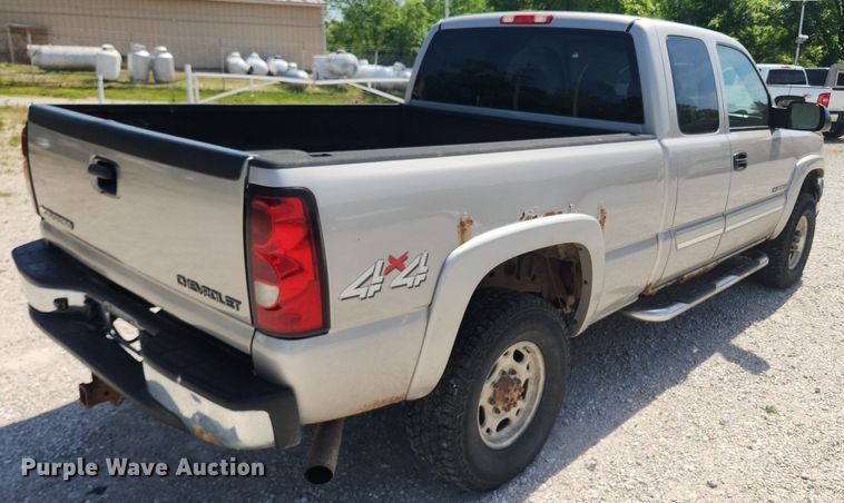 image for item LX9686 2005 Chevrolet Silverado 2500HD  Ext. Cab pickup truck