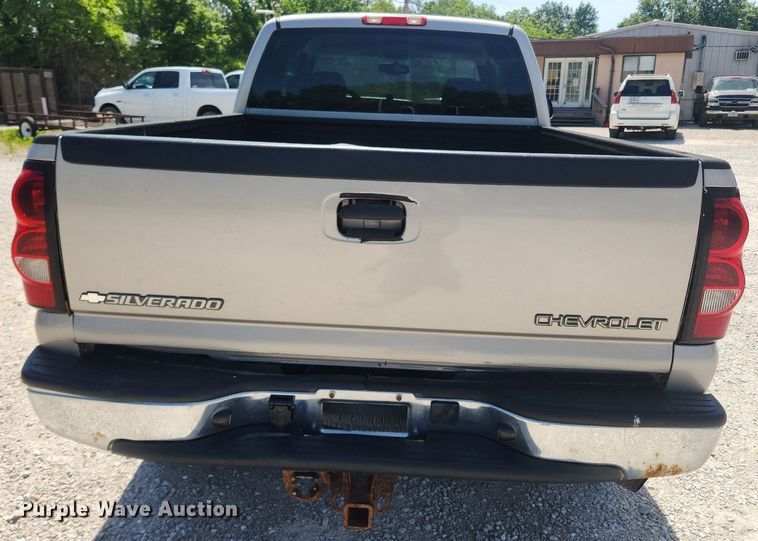 image for item LX9686 2005 Chevrolet Silverado 2500HD  Ext. Cab pickup truck