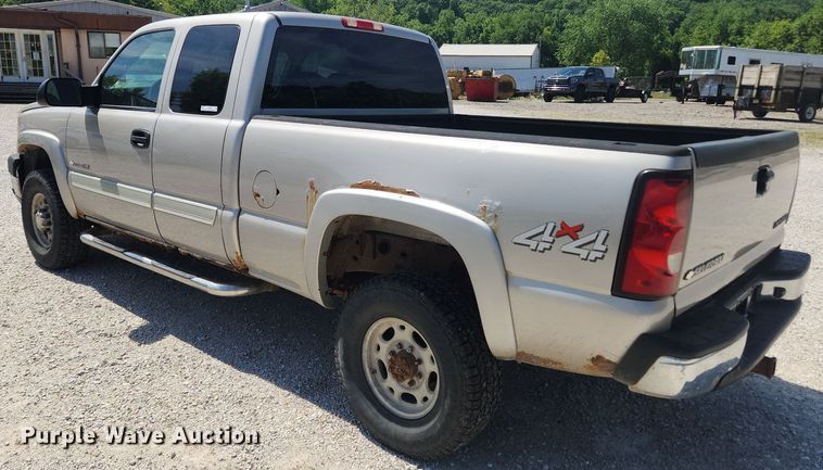image for item LX9686 2005 Chevrolet Silverado 2500HD  Ext. Cab pickup truck