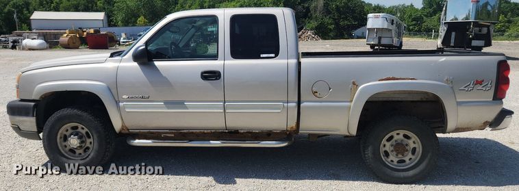 image for item LX9686 2005 Chevrolet Silverado 2500HD  Ext. Cab pickup truck