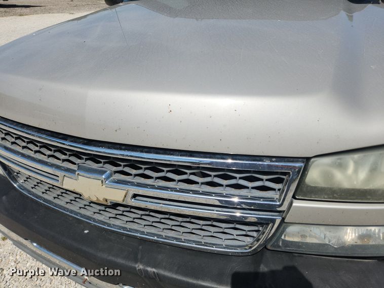 image for item LX9686 2005 Chevrolet Silverado 2500HD  Ext. Cab pickup truck