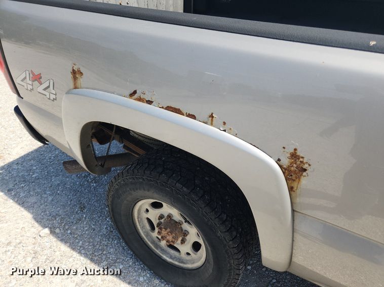 image for item LX9686 2005 Chevrolet Silverado 2500HD  Ext. Cab pickup truck