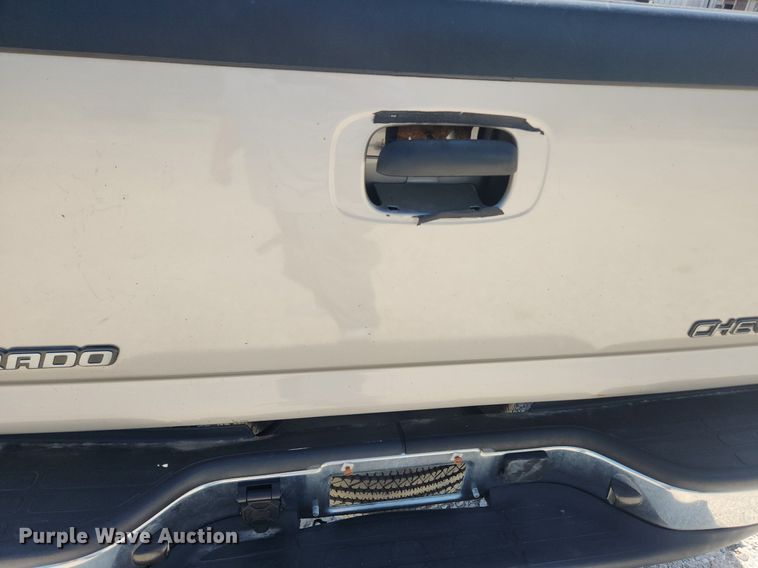 image for item LX9686 2005 Chevrolet Silverado 2500HD  Ext. Cab pickup truck