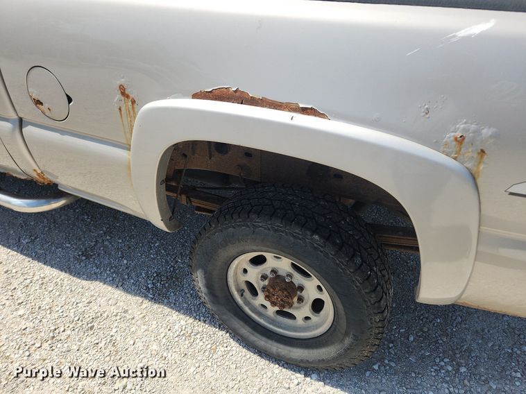 image for item LX9686 2005 Chevrolet Silverado 2500HD  Ext. Cab pickup truck