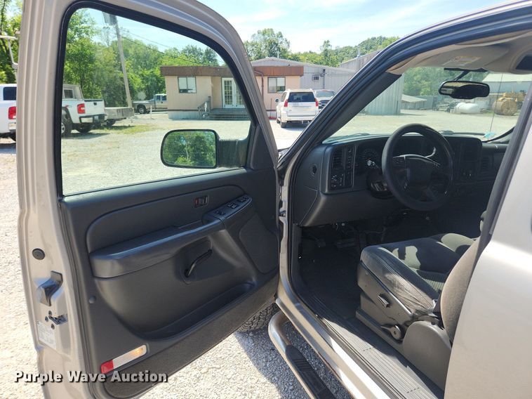 image for item LX9686 2005 Chevrolet Silverado 2500HD  Ext. Cab pickup truck