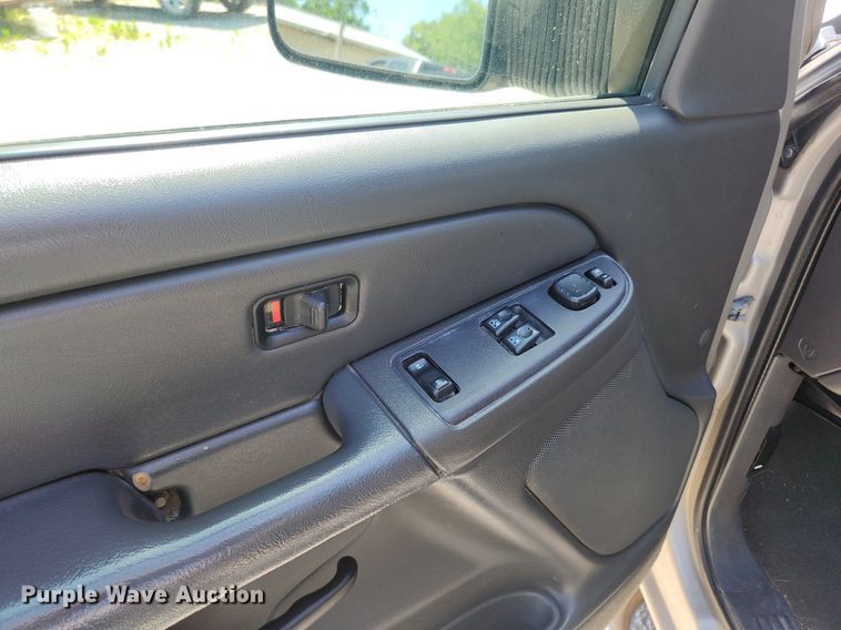 image for item LX9686 2005 Chevrolet Silverado 2500HD  Ext. Cab pickup truck