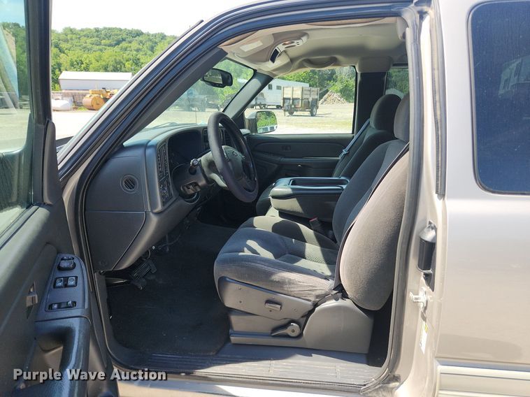 image for item LX9686 2005 Chevrolet Silverado 2500HD  Ext. Cab pickup truck