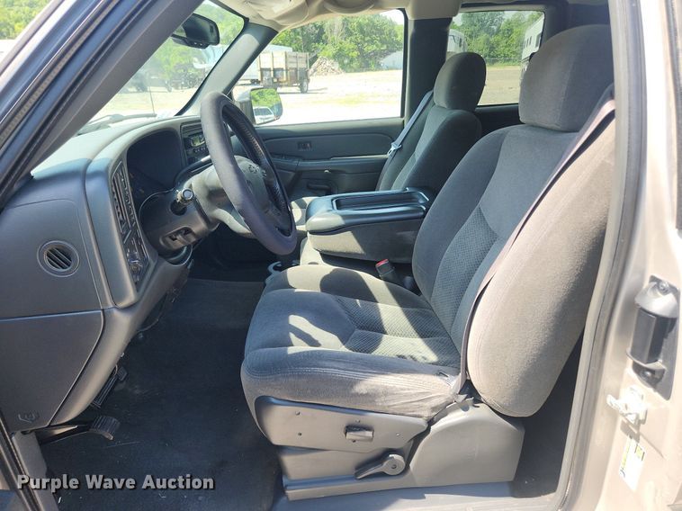 image for item LX9686 2005 Chevrolet Silverado 2500HD  Ext. Cab pickup truck