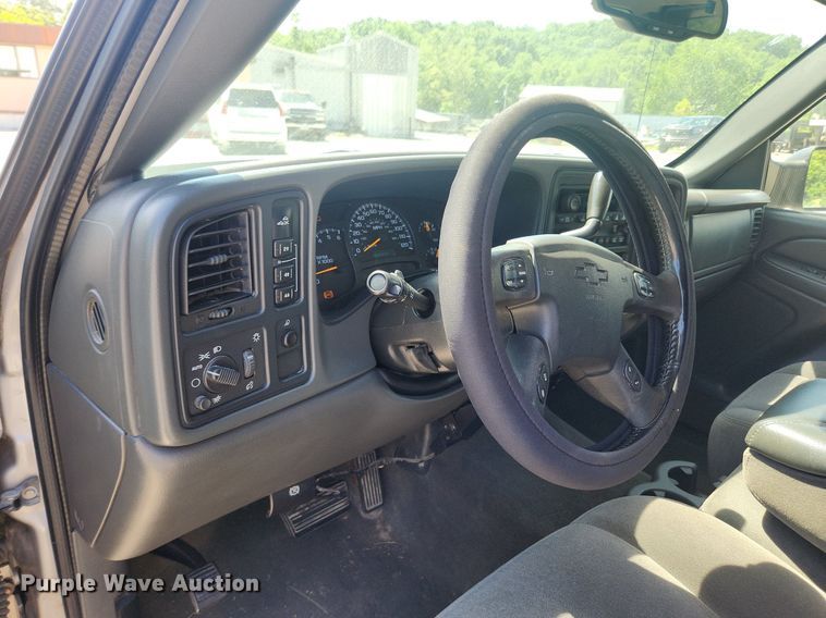 image for item LX9686 2005 Chevrolet Silverado 2500HD  Ext. Cab pickup truck