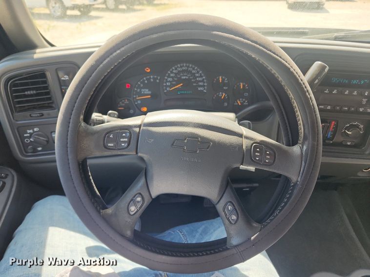 image for item LX9686 2005 Chevrolet Silverado 2500HD  Ext. Cab pickup truck