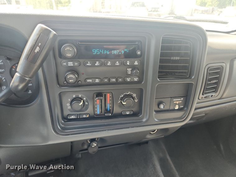 image for item LX9686 2005 Chevrolet Silverado 2500HD  Ext. Cab pickup truck