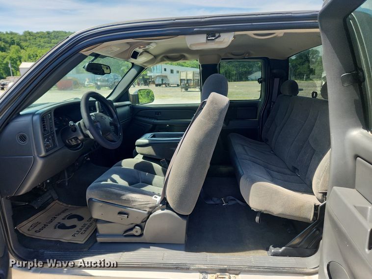 image for item LX9686 2005 Chevrolet Silverado 2500HD  Ext. Cab pickup truck