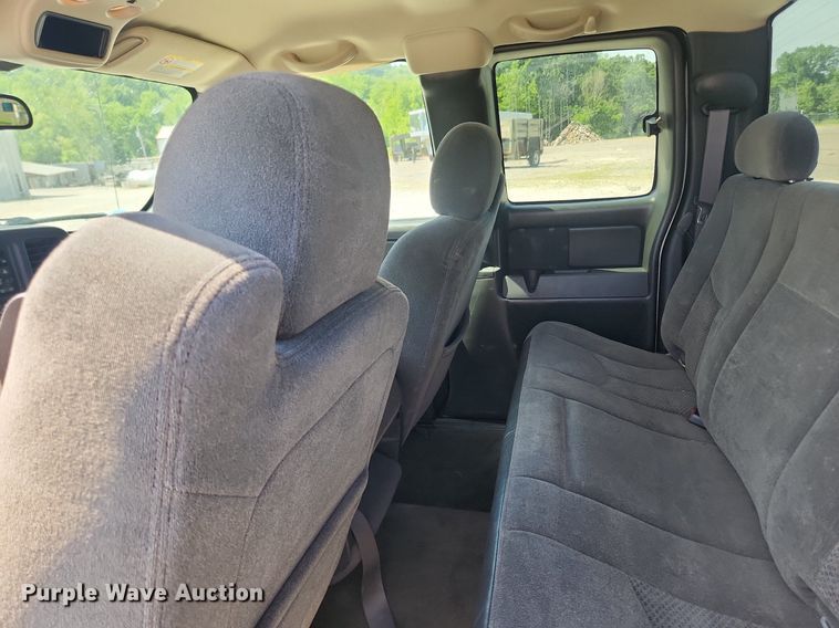 image for item LX9686 2005 Chevrolet Silverado 2500HD  Ext. Cab pickup truck