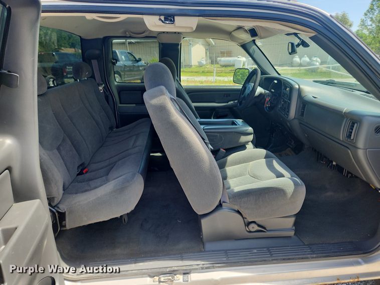 image for item LX9686 2005 Chevrolet Silverado 2500HD  Ext. Cab pickup truck