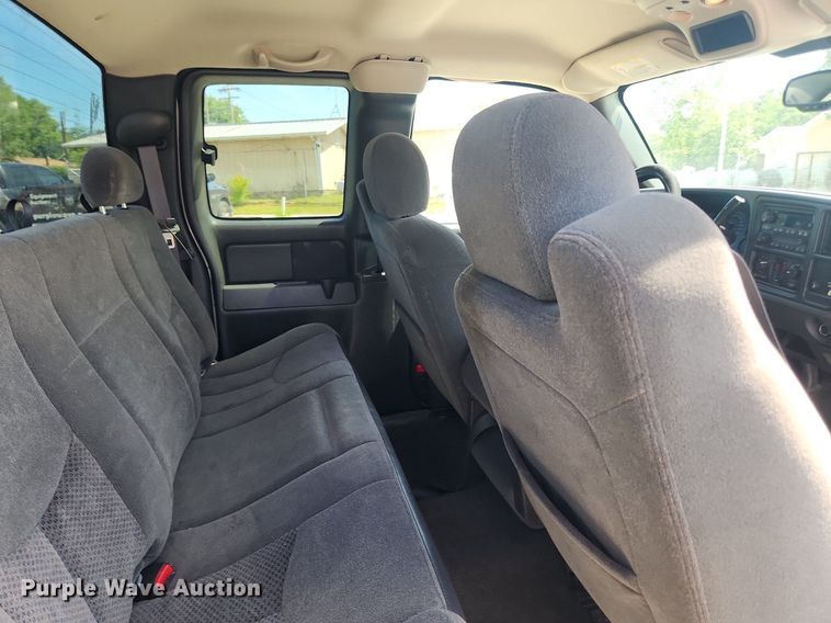 image for item LX9686 2005 Chevrolet Silverado 2500HD  Ext. Cab pickup truck