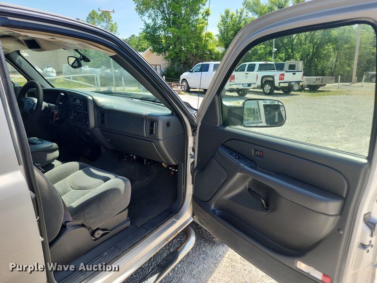 image for item LX9686 2005 Chevrolet Silverado 2500HD  Ext. Cab pickup truck