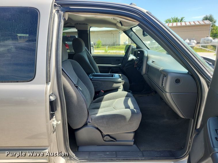 image for item LX9686 2005 Chevrolet Silverado 2500HD  Ext. Cab pickup truck