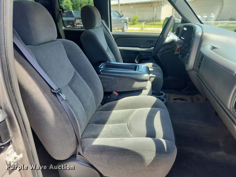 image for item LX9686 2005 Chevrolet Silverado 2500HD  Ext. Cab pickup truck