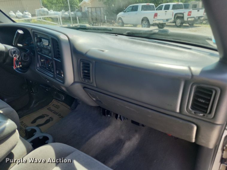 image for item LX9686 2005 Chevrolet Silverado 2500HD  Ext. Cab pickup truck