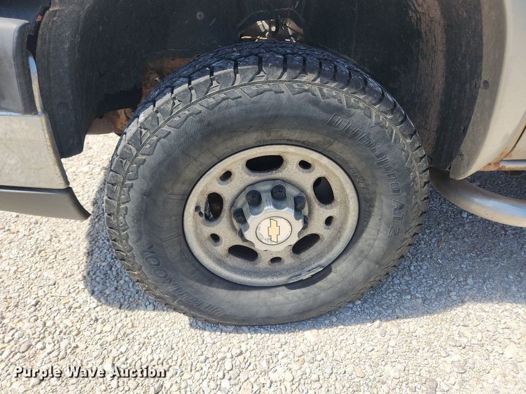 image for item LX9686 2005 Chevrolet Silverado 2500HD  Ext. Cab pickup truck