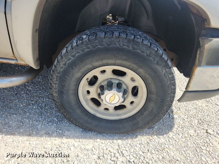 image for item LX9686 2005 Chevrolet Silverado 2500HD  Ext. Cab pickup truck