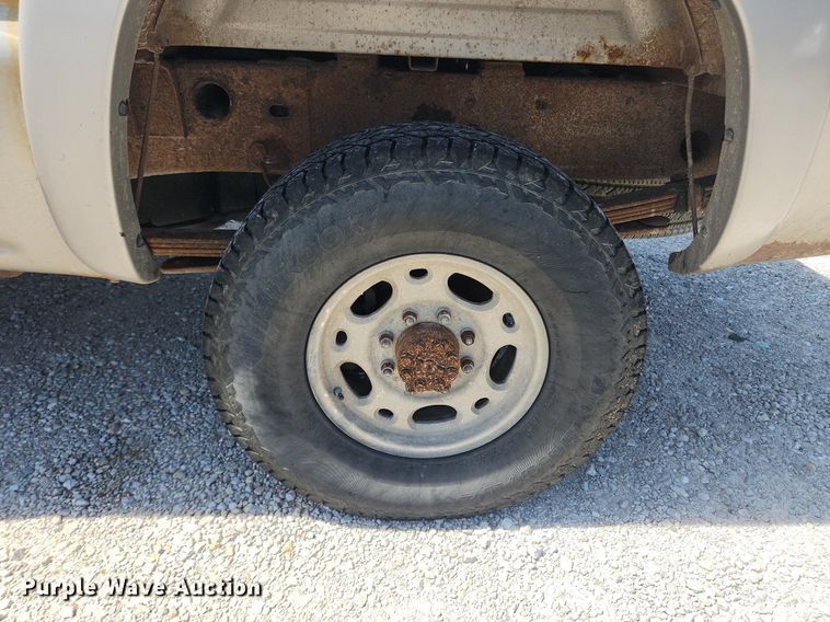 image for item LX9686 2005 Chevrolet Silverado 2500HD  Ext. Cab pickup truck