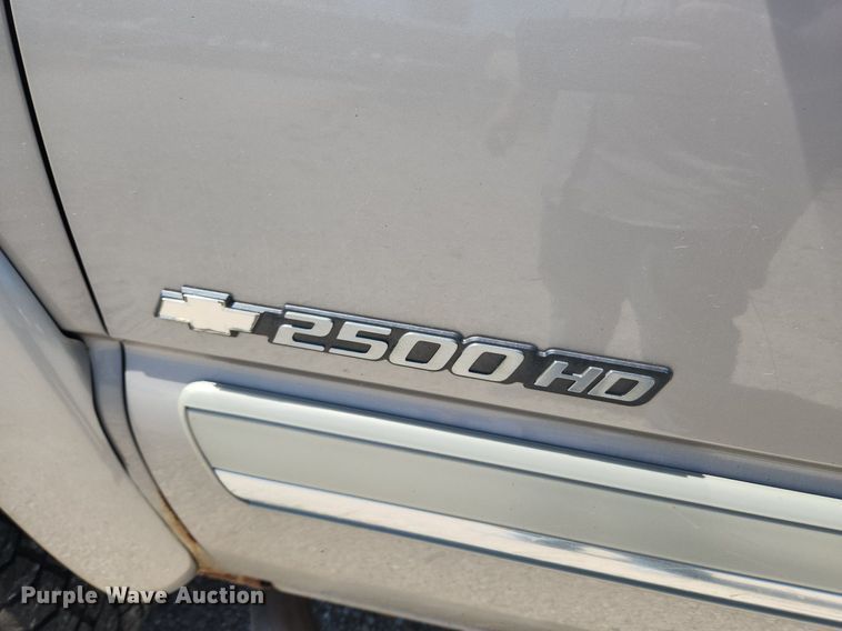 image for item LX9686 2005 Chevrolet Silverado 2500HD  Ext. Cab pickup truck