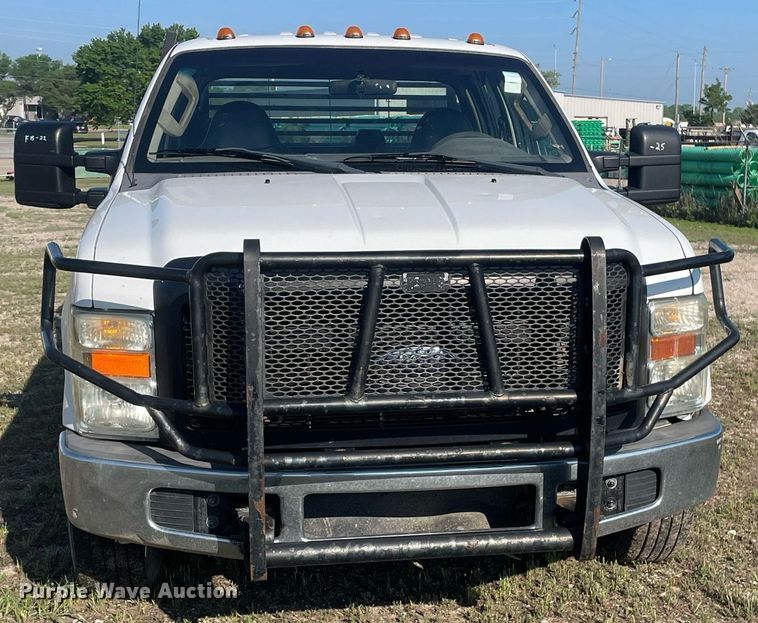 image for item LY9606 2009 Ford F350 Super Duty  Crew Cab flatbed pickup truck