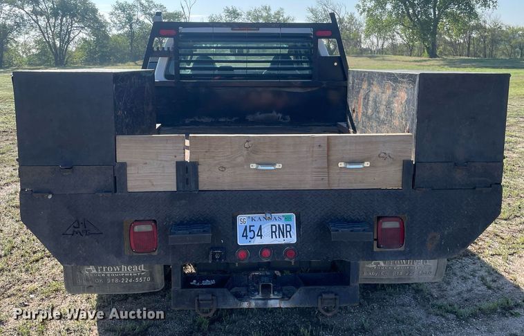 image for item LY9606 2009 Ford F350 Super Duty  Crew Cab flatbed pickup truck