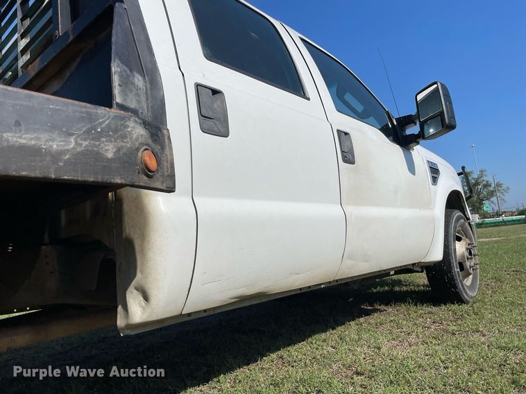 image for item LY9606 2009 Ford F350 Super Duty  Crew Cab flatbed pickup truck