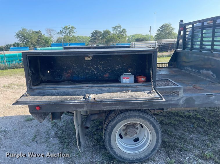 image for item LY9606 2009 Ford F350 Super Duty  Crew Cab flatbed pickup truck