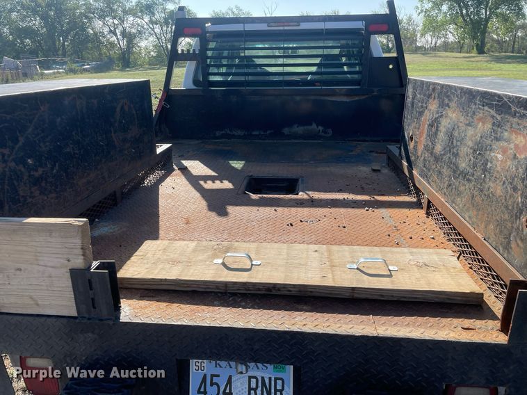 image for item LY9606 2009 Ford F350 Super Duty  Crew Cab flatbed pickup truck