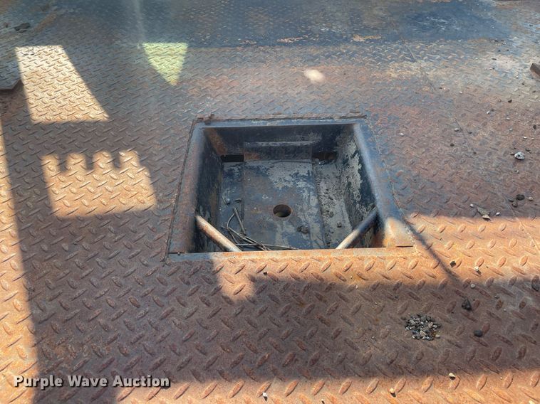 image for item LY9606 2009 Ford F350 Super Duty  Crew Cab flatbed pickup truck