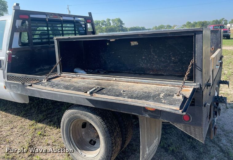 image for item LY9606 2009 Ford F350 Super Duty  Crew Cab flatbed pickup truck