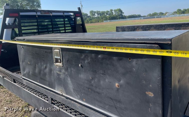 image for item LY9606 2009 Ford F350 Super Duty  Crew Cab flatbed pickup truck