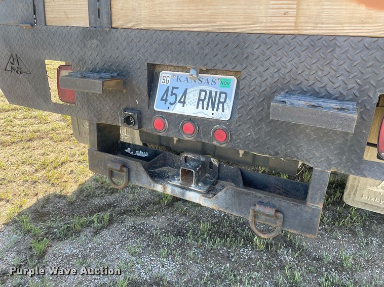 image for item LY9606 2009 Ford F350 Super Duty  Crew Cab flatbed pickup truck