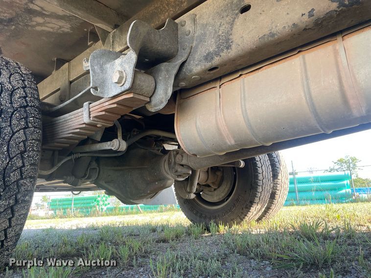 image for item LY9606 2009 Ford F350 Super Duty  Crew Cab flatbed pickup truck