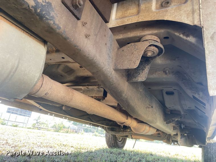 image for item LY9606 2009 Ford F350 Super Duty  Crew Cab flatbed pickup truck