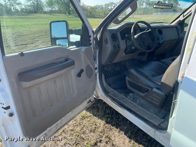 image for item LY9606 2009 Ford F350 Super Duty  Crew Cab flatbed pickup truck