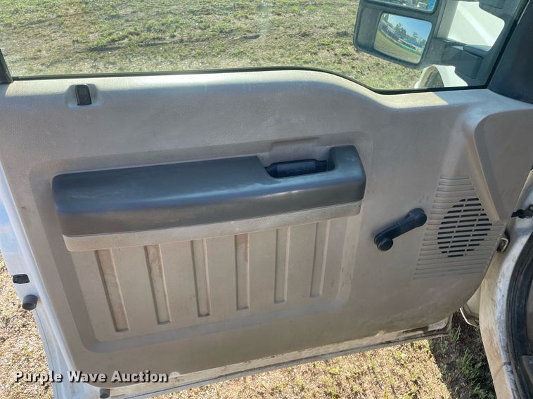 image for item LY9606 2009 Ford F350 Super Duty  Crew Cab flatbed pickup truck