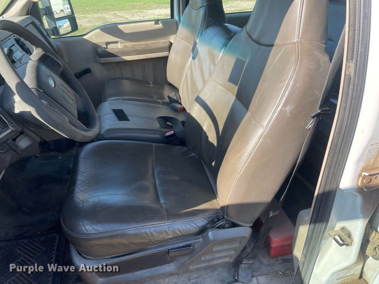 image for item LY9606 2009 Ford F350 Super Duty  Crew Cab flatbed pickup truck