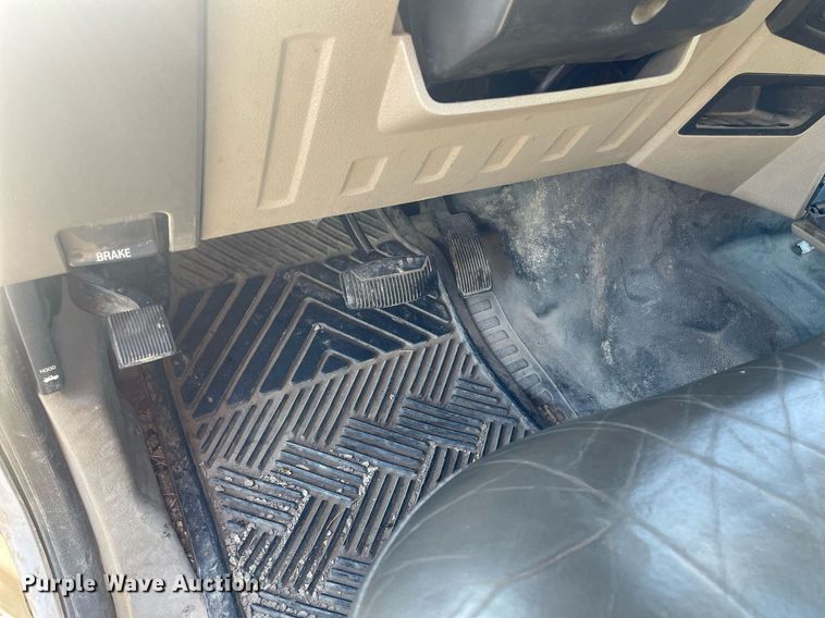 image for item LY9606 2009 Ford F350 Super Duty  Crew Cab flatbed pickup truck