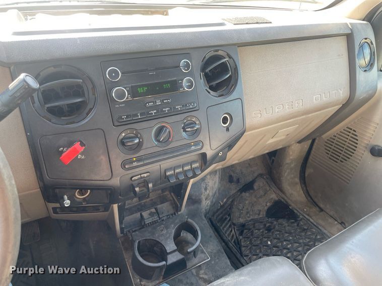 image for item LY9606 2009 Ford F350 Super Duty  Crew Cab flatbed pickup truck